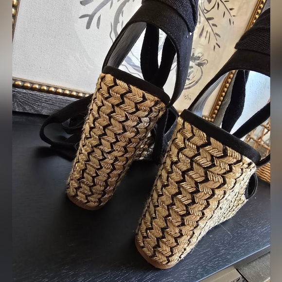 Jennifer Lopez Black and Gold Wedge Sandals - Picture 6 of 9